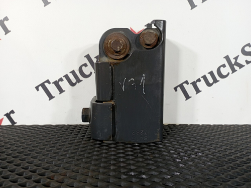 Кронштейн усилителя бампера левый