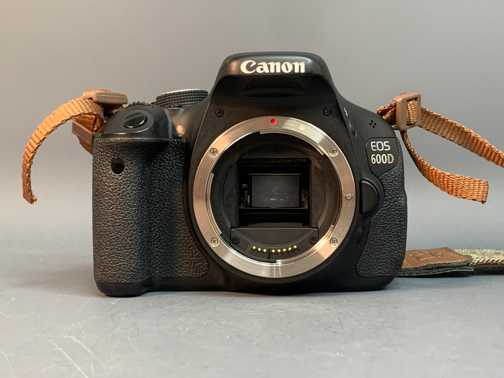 Canon 600D kit 18-55mm 3.5-5.6 IS ll 22.000 кадров