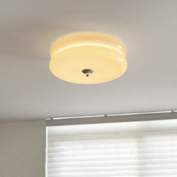 Потолочный светильник с гладким стеклянным плафоном кремового оттенка.