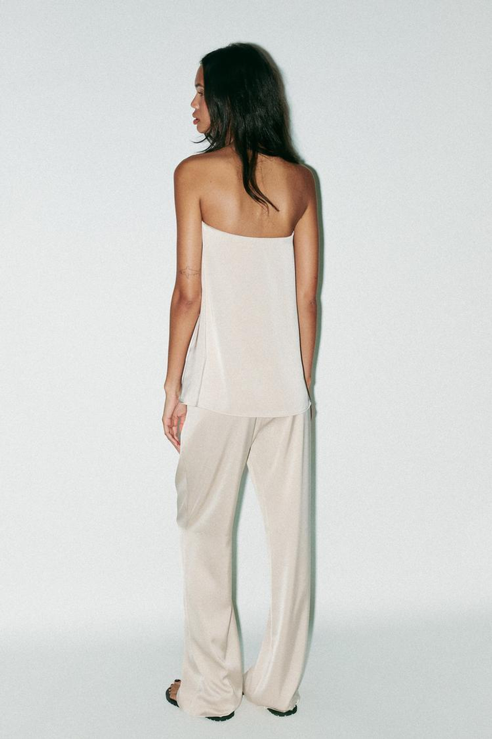 ZARA АТЛАСНЫЙ ТОП С ОТКРЫТЫМИ ПЛЕЧАМИ, СЕРЫЙ/БЕЖЕВЫЙ