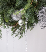 Рождественский венок с серебряным декором