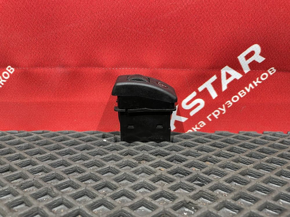 Кнопка освещения панели приборов