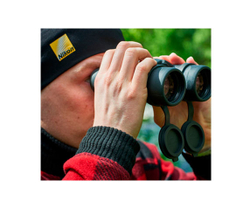 смотрит в Nikon Monarch 12x42