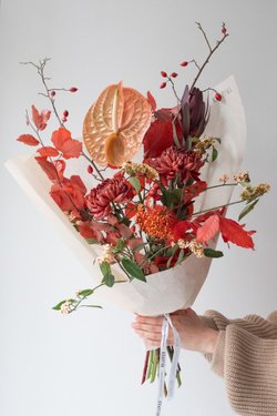 купить яркий букет с антуриумом и буком