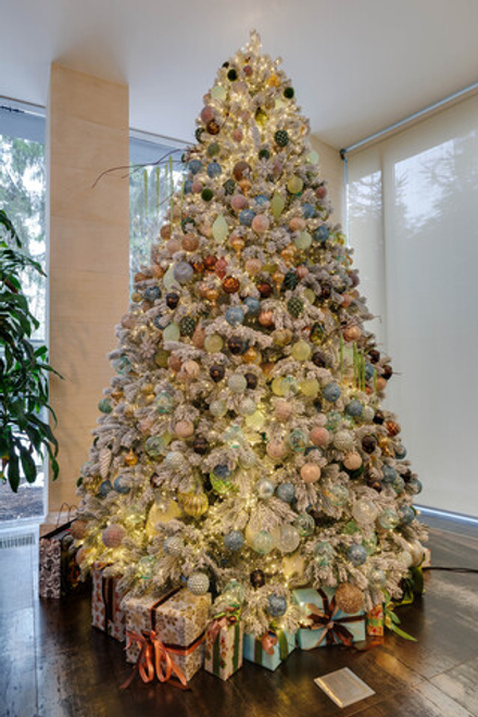 Дизайнерская заснеженная ель "Зимний карнавал"