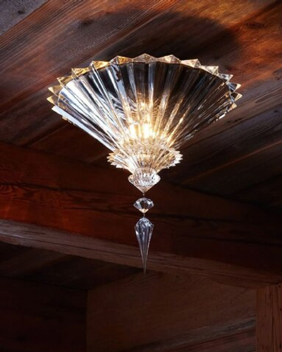 Потолочная хрустальная люстра с чёткой геометрией и выразительной огранкой,