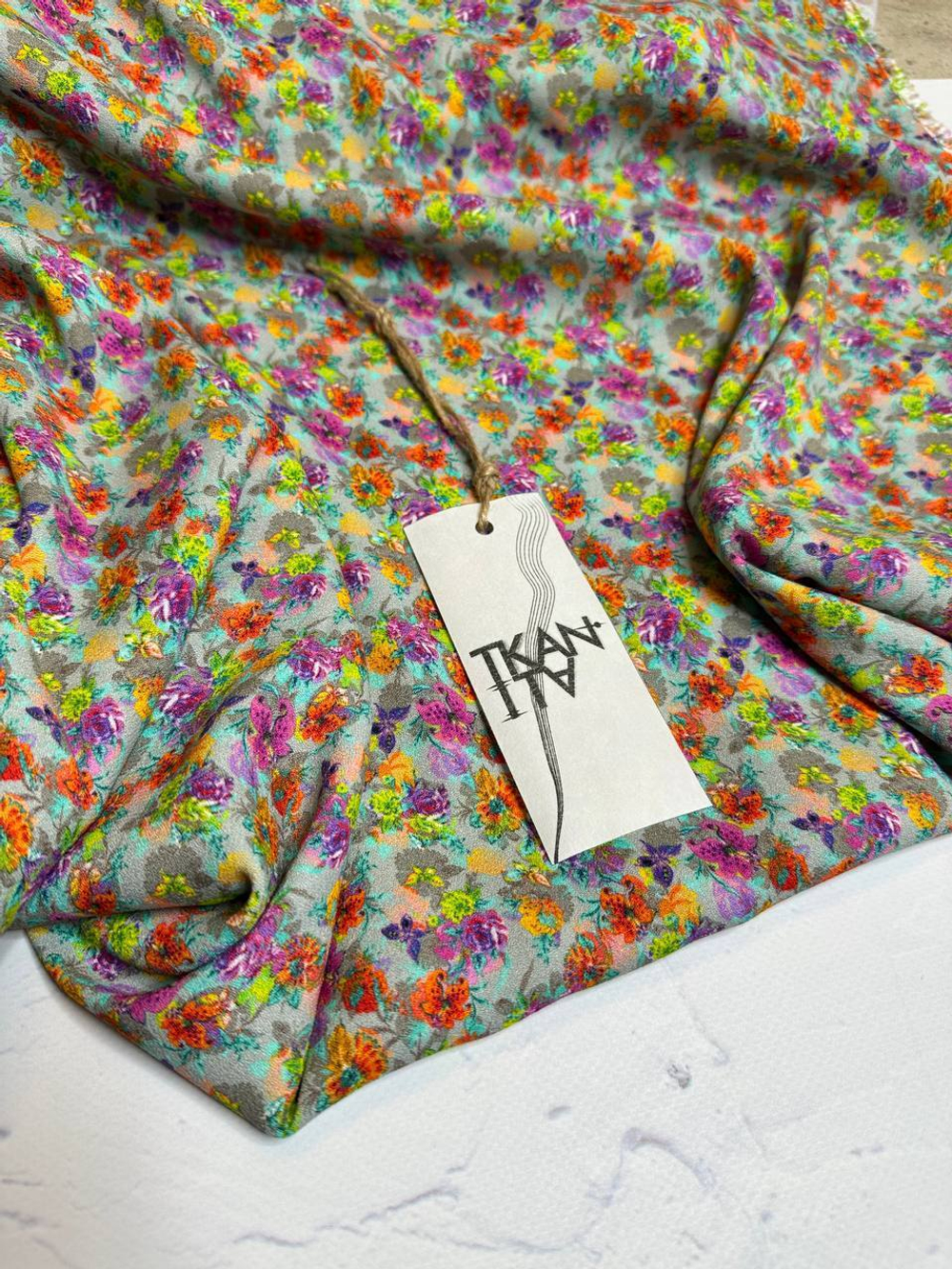 Плательно-блузочная креповая вискоза (100%вискоза, Жемчужный серый фон/цветочный калейдоскоп, 146, 140 гр/м2)