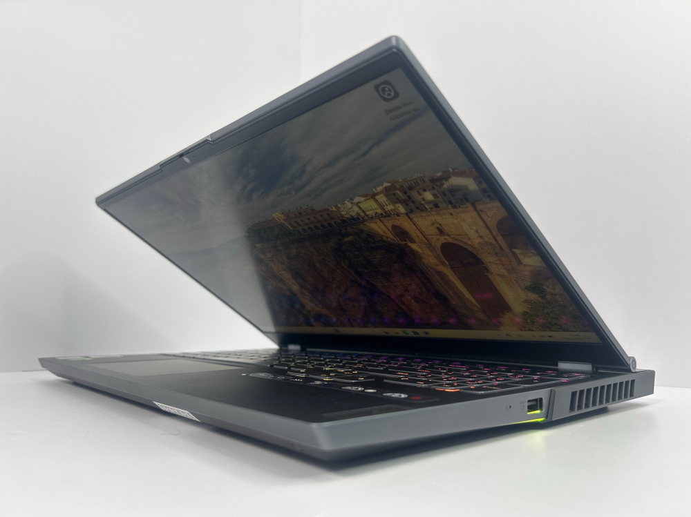 Ноутбук Lenovo Legion 7 15IMH05 (81YT001ARU) 15.6"/Intel Core i7-10750H/RAM 32 GB/SSD 1024 GB/nVidia GeForce RTX 2080 Super Max-Q 8 Гб/1920x1080/IPS/240 Hz/Подсветка кл-ры:RGB/серый. Состояние: B1