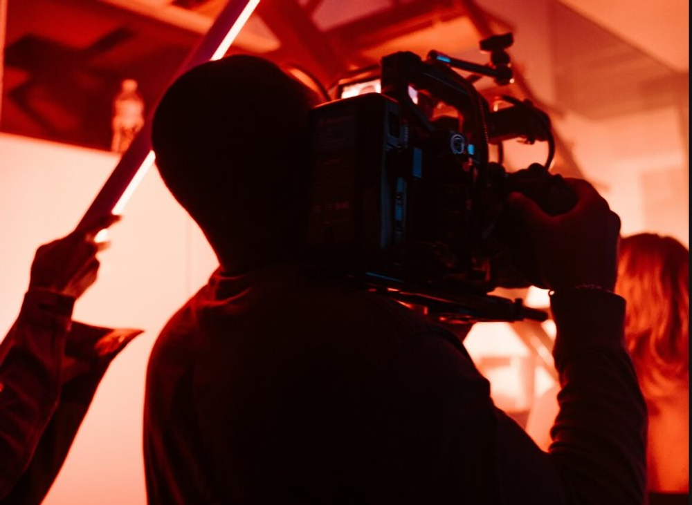 Съемка бекстейджа во время работы фотографа и монтаж