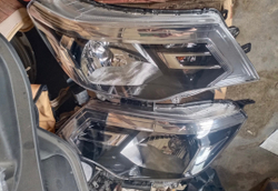 Оригинальная передняя фара Nissan Terra (галоген/LED),