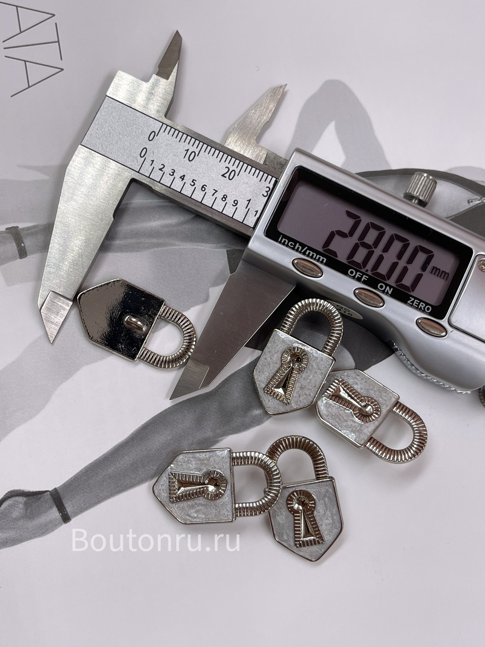 Пуговицы замочек серебристые с серой перламутровой эмалью Скиапар.