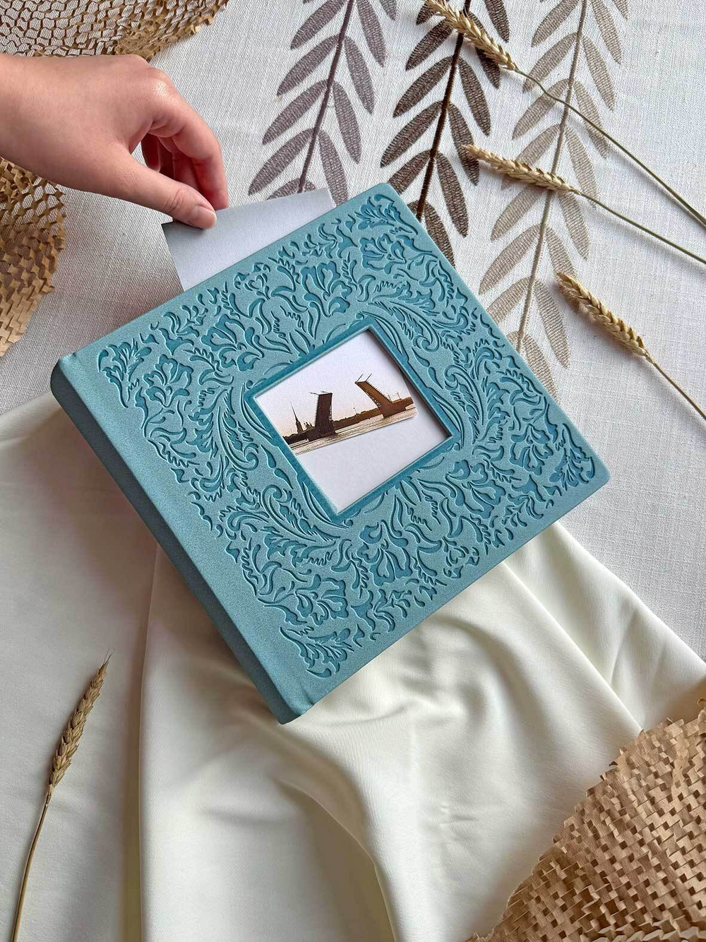 Фотоальбом Делюкс на 200 фото 10х15 см, бум. листы, книж. переплет, с окном suede gri mavi "голубой под замшу"