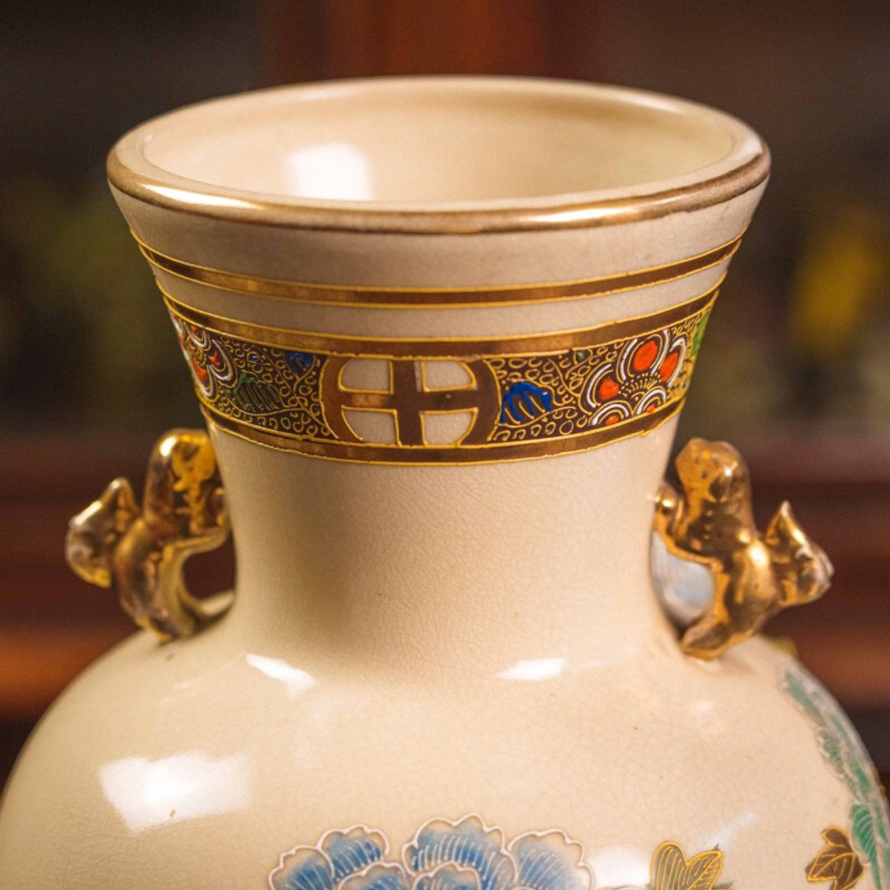 Ваза с рельефным цветочным декором и орнаментом