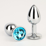 Серебристая анальная втулочка с голубым кристаллом - 7 см. (Цвет: серебристый)