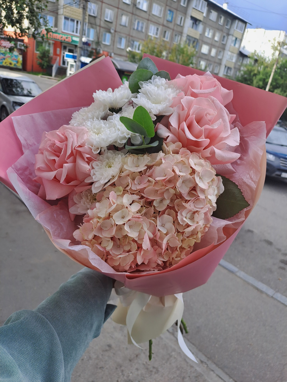 Букет с гортензией и французскими розами