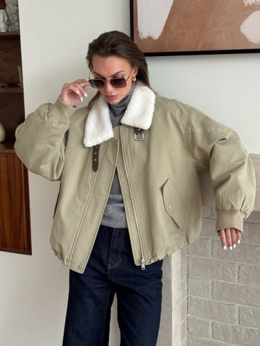 Утепленная женская куртка оливкового цвета