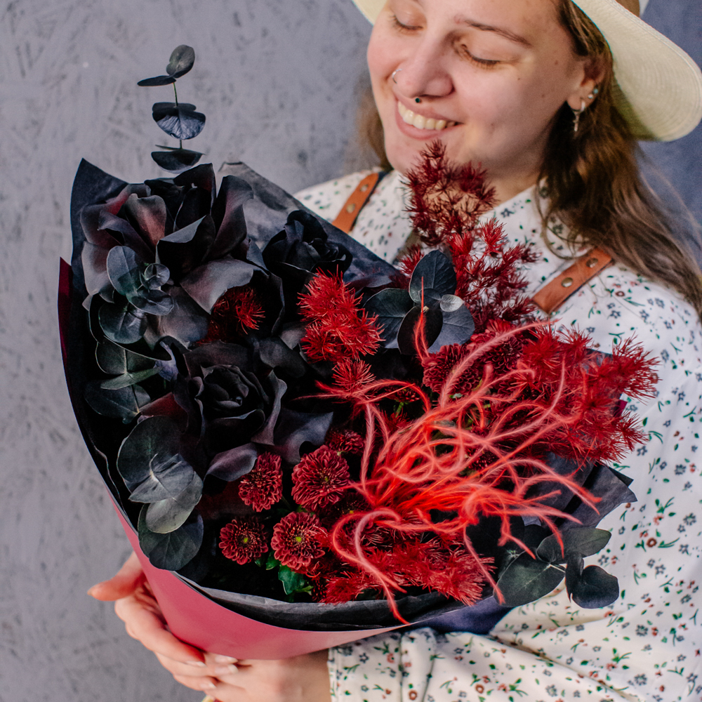 87. Стильный темный букет с черными французскими розами