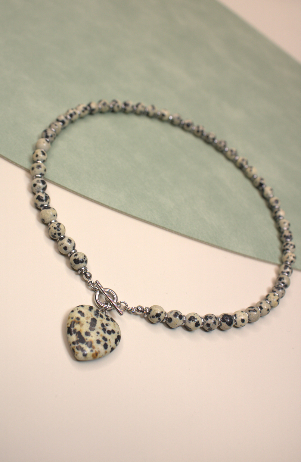 Чокер-колье из далматиновой яшмы «Далматиновое Сердце»