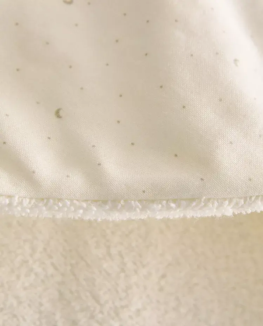 ZARA HOME ДЕТСКОЕ ПОЛОТЕНЦЕ С КАПЮШОНОМ И ВЫШИВКОЙ В ВИДЕ ЛУНЫ, КРЕМОВЫЙ