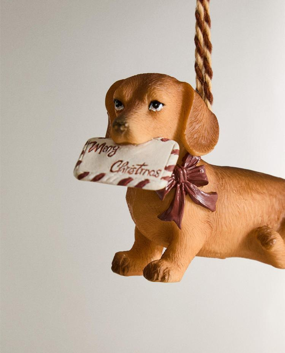 ZARA HOME НОВОГОДНЕЕ ЁЛОЧНОЕ УКРАШЕНИЕ В ФОРМЕ ФИГУРКИ «СОБАКА С ПИСЬМОМ», КОРИЧНЕВЫЙ