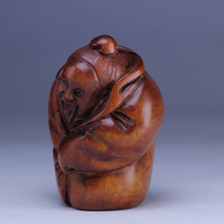 Нэцкэ Мужчина с рыбками на плече