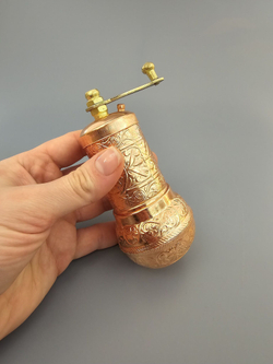 Мельница "Kesem" ручная с ложкой для специй, перца, соли 12 см/ACAR. Турция (медный)