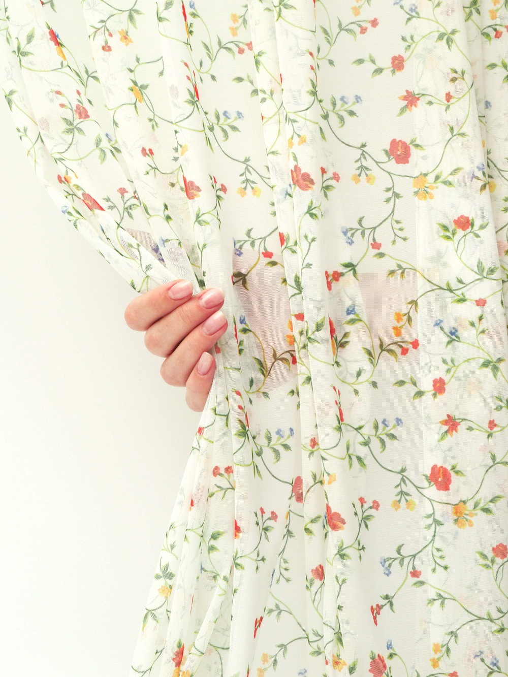 Сетка эластичная белая с зеленым цветочным принтом метражом