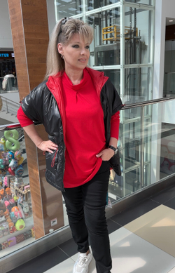 Черный стеганный жилет с красной отделкой