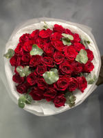 Букет Страстная ночь 35 роз с эвкалиптом.