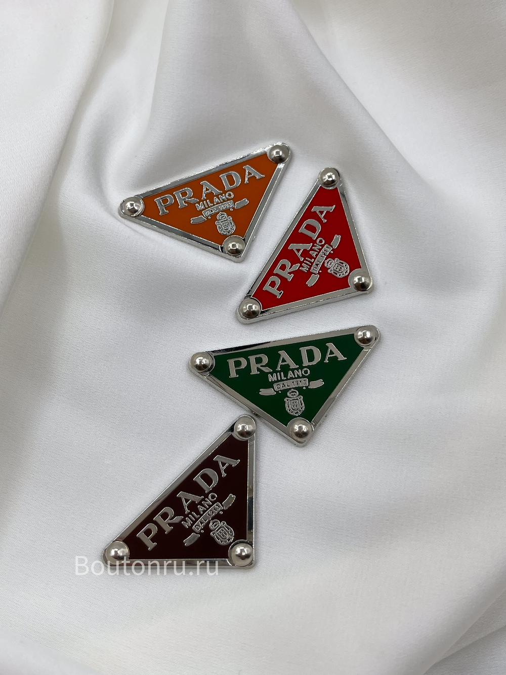 Логотип металлический Прад. серебро с темно-коричневым