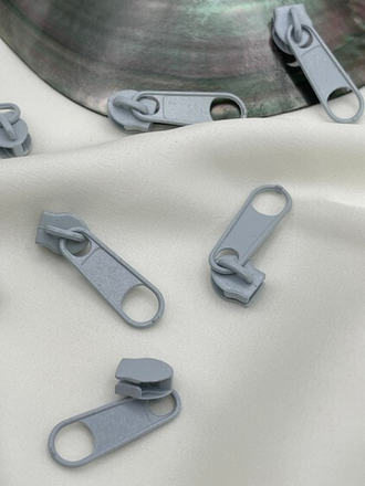 Собачка / бегунок для молнии светло-серый 6,5 мм