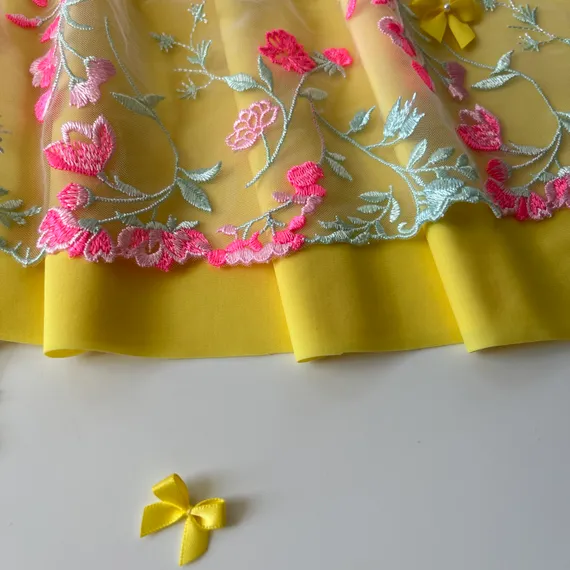 Вышивка на сетке белая/ментол 23 см