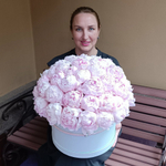 Букет из 51 пиона в голубом бархате