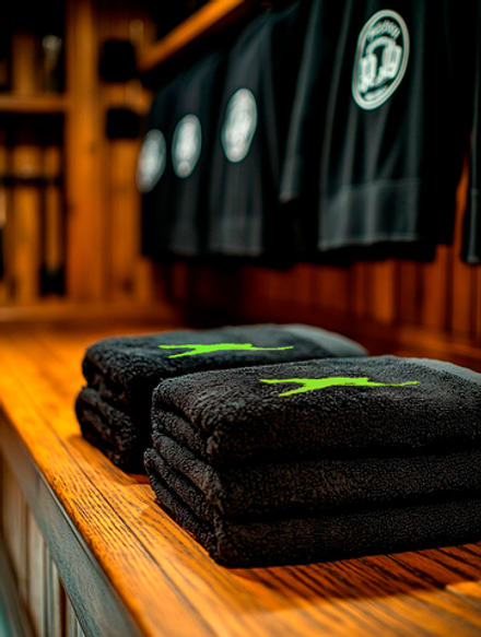 Полотенце черное банное с зеленым хоккеистом