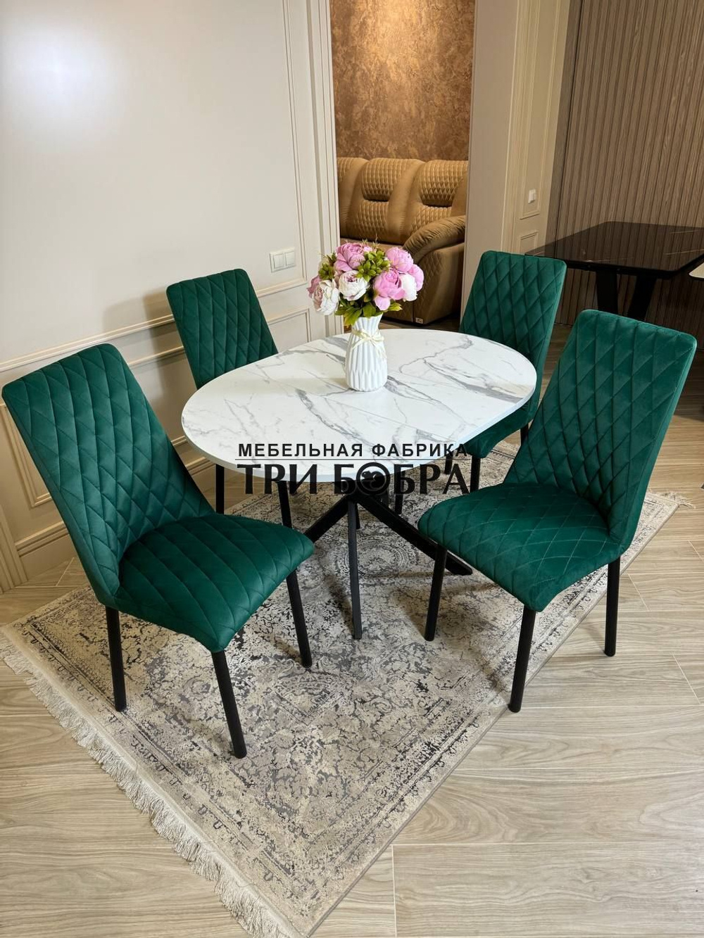 Круглый раздвижной стол "Лофт", итальянский мрамор и стулья "Бентли" изумруд