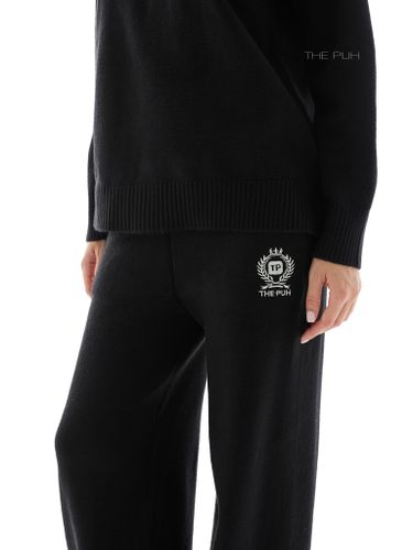 Вязаный костюм с вышивкой в черном цвете