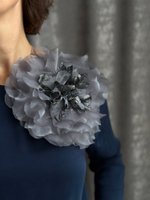 Брошь цветок из серого шелка, 2 застежки: классическая брошная и зажим