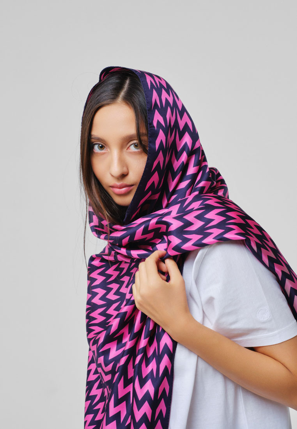 Шелковый палантин SOROKONOZHKA BLACK/RASPBERRY PINK 68×200