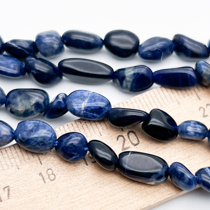 Содалит бусины, галтовка, размер около 7-9 мм, цена за отрезок 19 см (1/2 нити)