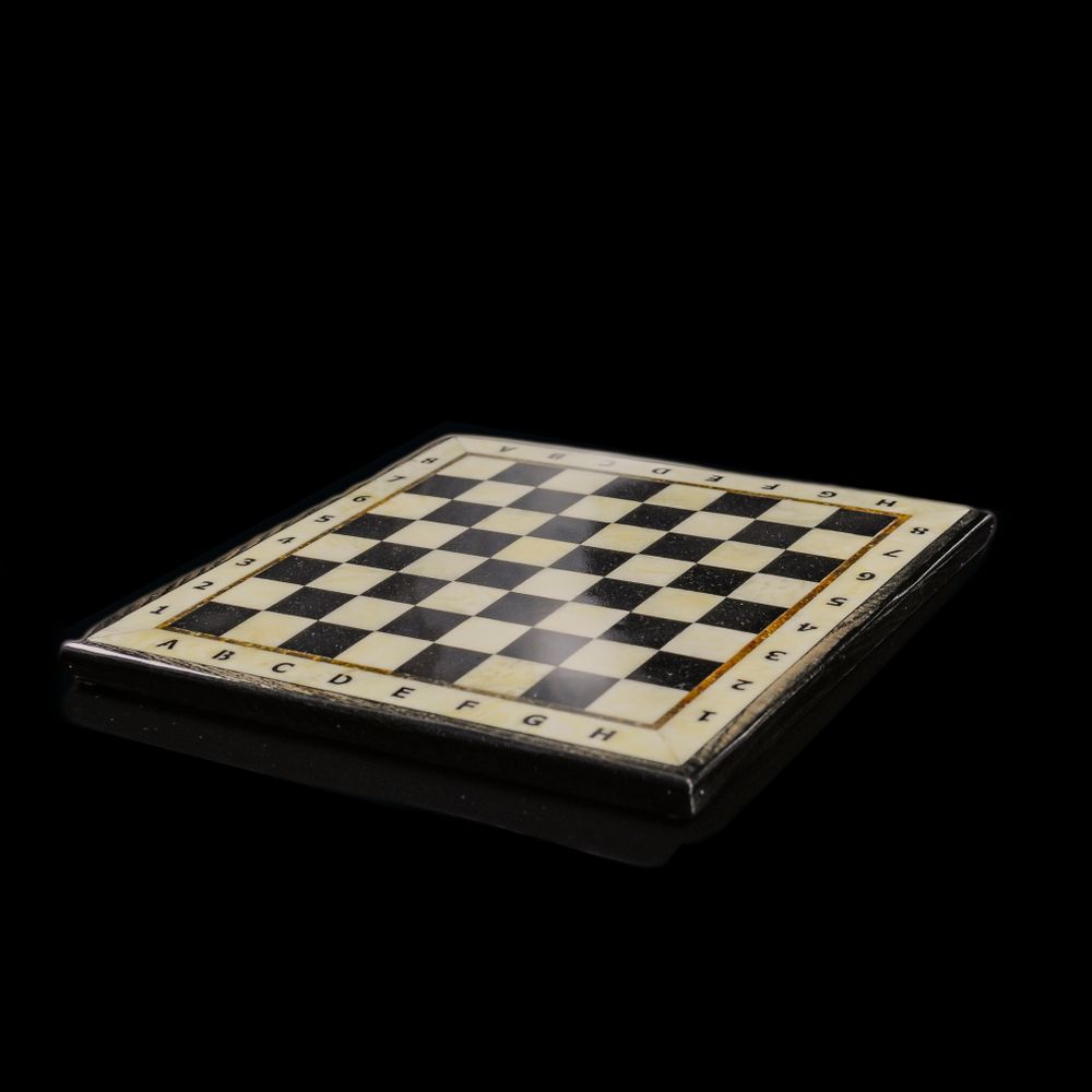 Шахматная доска с рамкой (дуб) 25*25 см