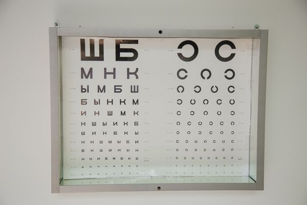 Проверить зрение и подобрать очки: чем отличается приём офтальмолога от диагностики зрения оптометристом в оптике Family Optic Проверить зрение и подобрать очки: чем отличается приём офтальмолога от диагностики зрения оптометристом в оптике Family Optic