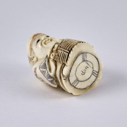 Нэцкэ Дзюродзин с корзиной рыбы в руках