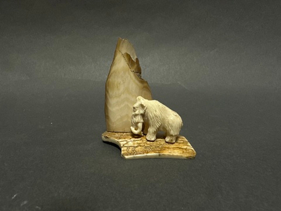 Мамонт у скалы