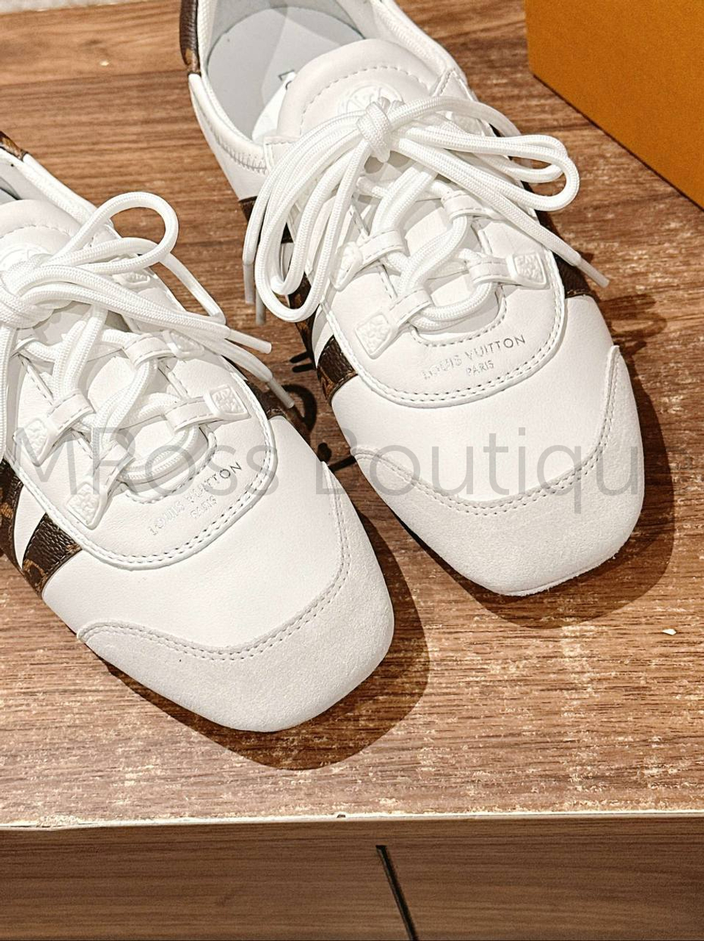 Женские кроссовки Louis Vuitton Sneakerina белого цвета с инициалами