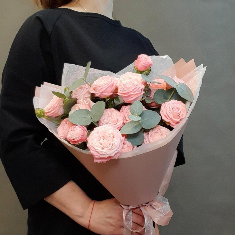 Букет из пионовидных кустовых роз