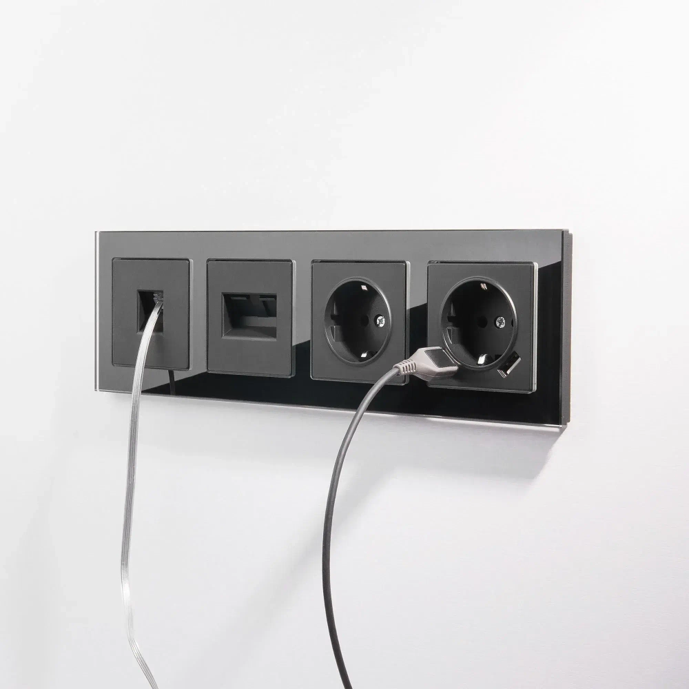 Рамка на 4 поста Favorit (черный) W0041108