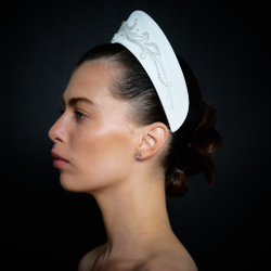 Кокошник M белый с жемчужным декором