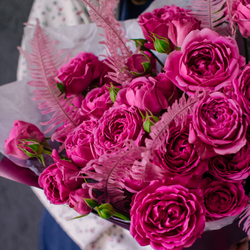 51. Классический малиновый букет с кустовыми розами