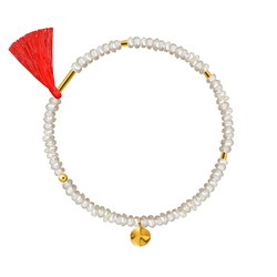 браслет из неровного белого жемчуга с красной кистью