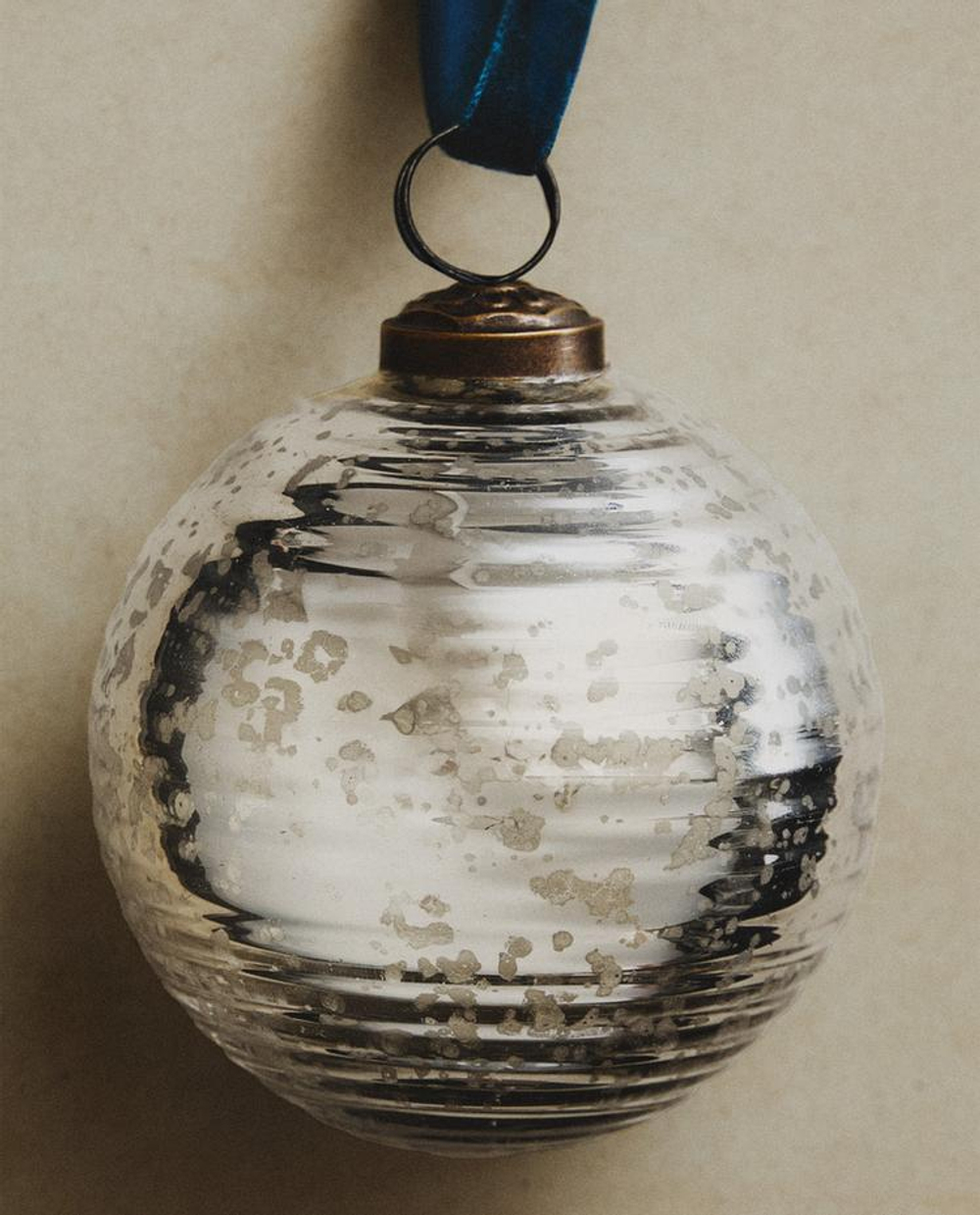 ZARA HOME СТЕКЛЯННОЕ УКРАШЕНИЕ ДЛЯ РОЖДЕСТВЕНСКОЙ ЕЛКИ В ФОРМЕ ШАРА, СЕРЕБРЯНЫЙ